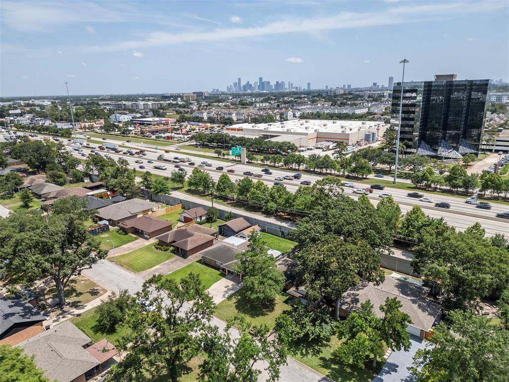 The world is your oyster, my friend. And 1039 W 30th is the pearl. Just look at that big, beautiful, exciting city waiting for you to conquer it! And, with a location so close to 610, 290, I-10, and I-45, you'll be able to get where you need to be with ease. Don't feel like going too far? Even better! You know The Heights area has ALL of the best spots to eat/drink/play!