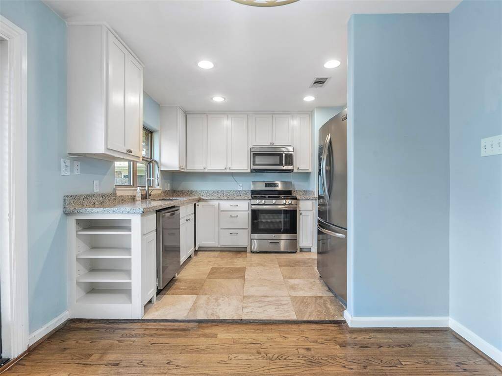 TaDa! I call this kitchen the river because, baby, it has FLOW! And storage, and fantastic appliances, and another terrific view of the huge backyard...