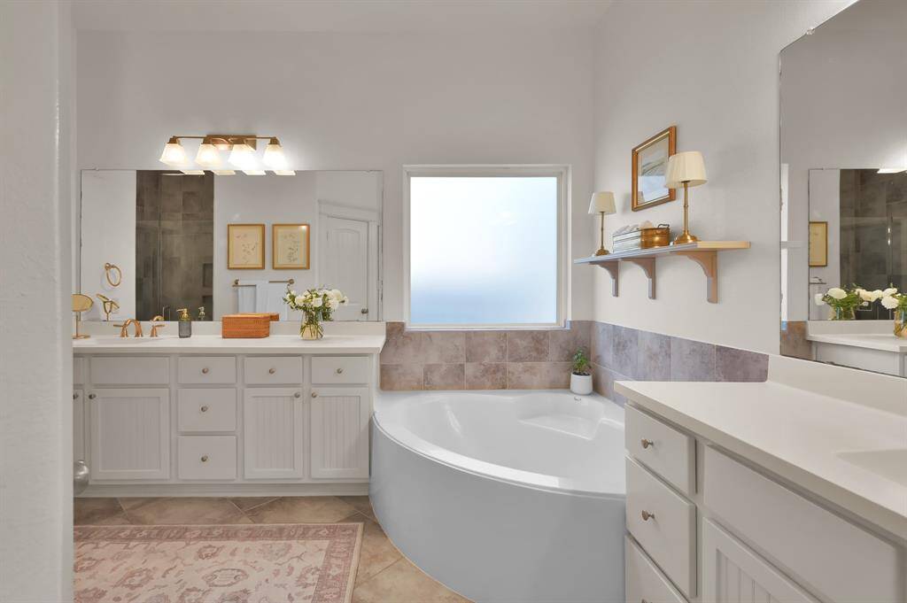 Master Bathroom (Downstairs)