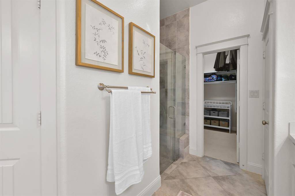 Master Bathroom (Downstairs)