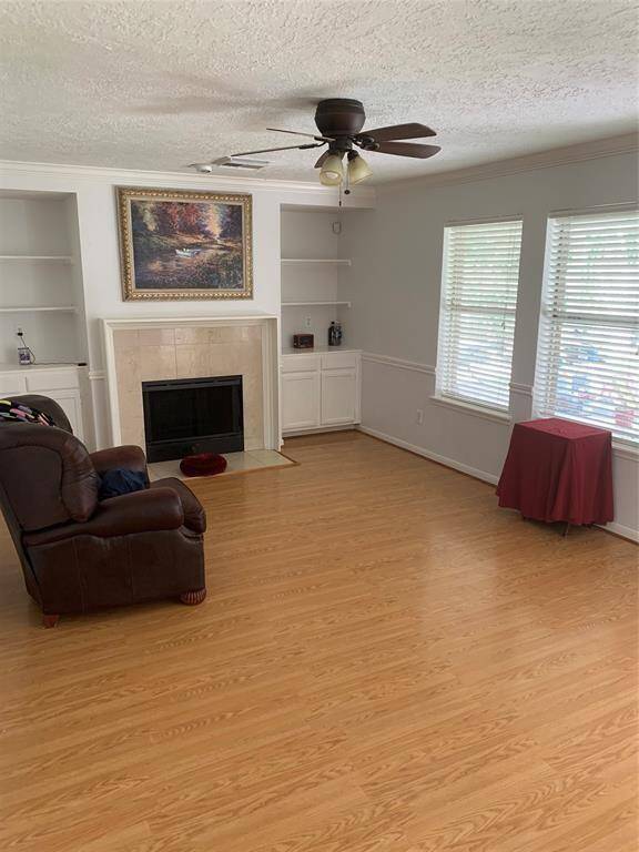 Living Room with fireplace