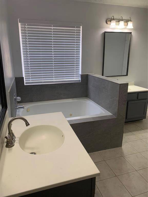 Master Suite Bathroom with garden tub