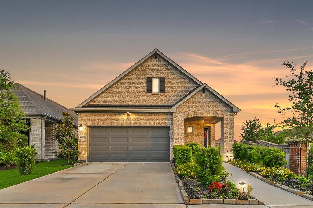 Welcome home to this exemplary residence in the highly desirable Sienna community! Situated on a spacious corner lot, the well-manicured yard and covered front porch enhance the home's alluring curb appeal.