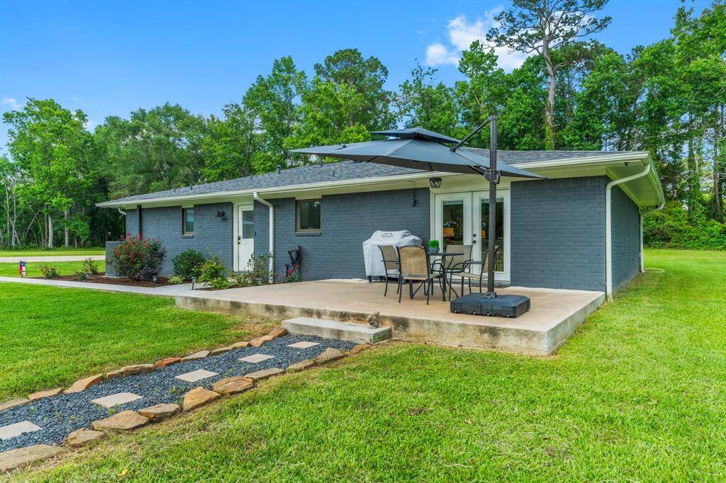 Enjoy these beautiful expansive views with mature trees!