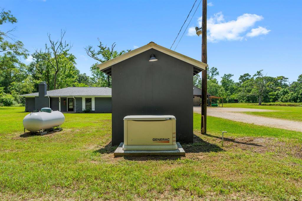 Long driveway with plenty of parking, and an incredible outdoor workshop!
