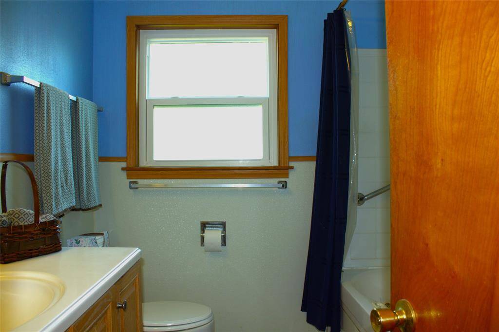 Guest bathroom.