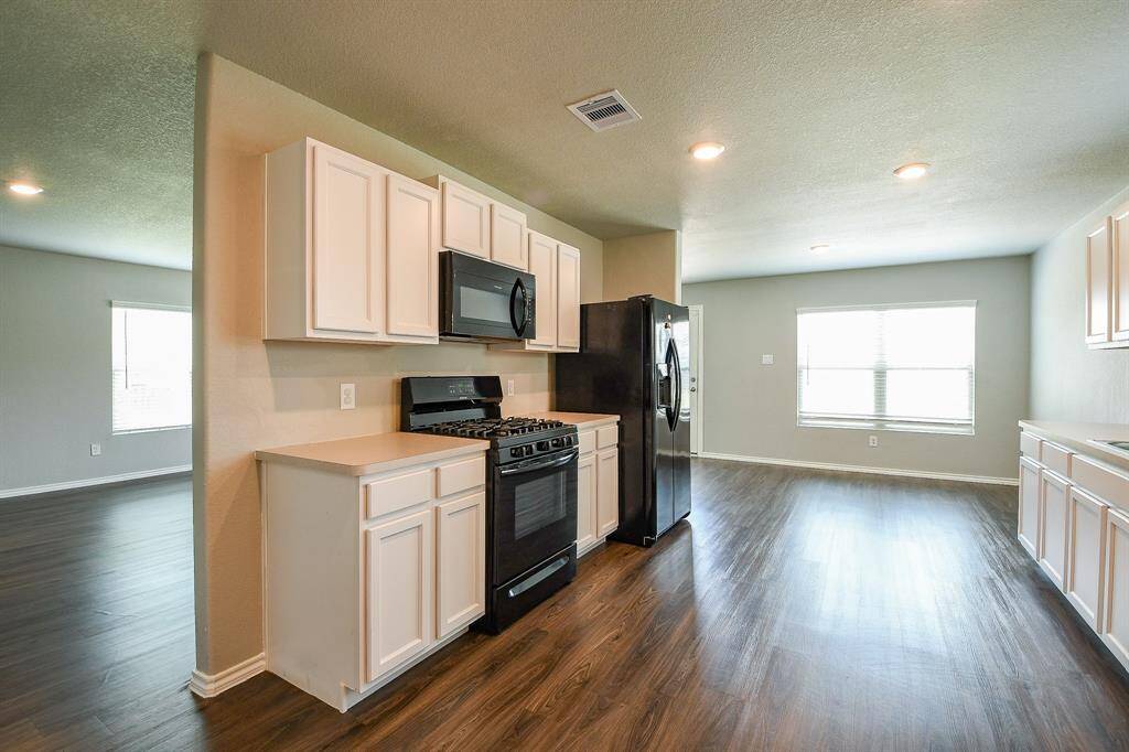 Large cooking space, comfortable for the entire family to be part of the cooking experience.