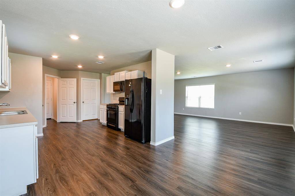 Large dining area facing the garden and living area.  This home is so versatile that your kitchenette can extend into the living area for all your large family gatherings and holidays!