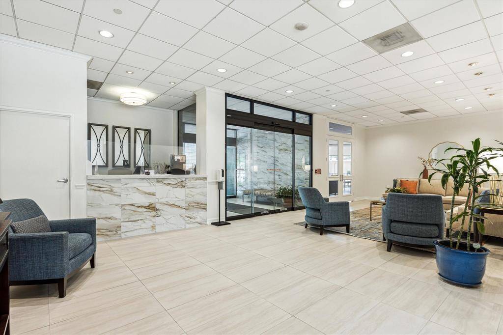 Amenities - Party room and gathering room with full kitchen.