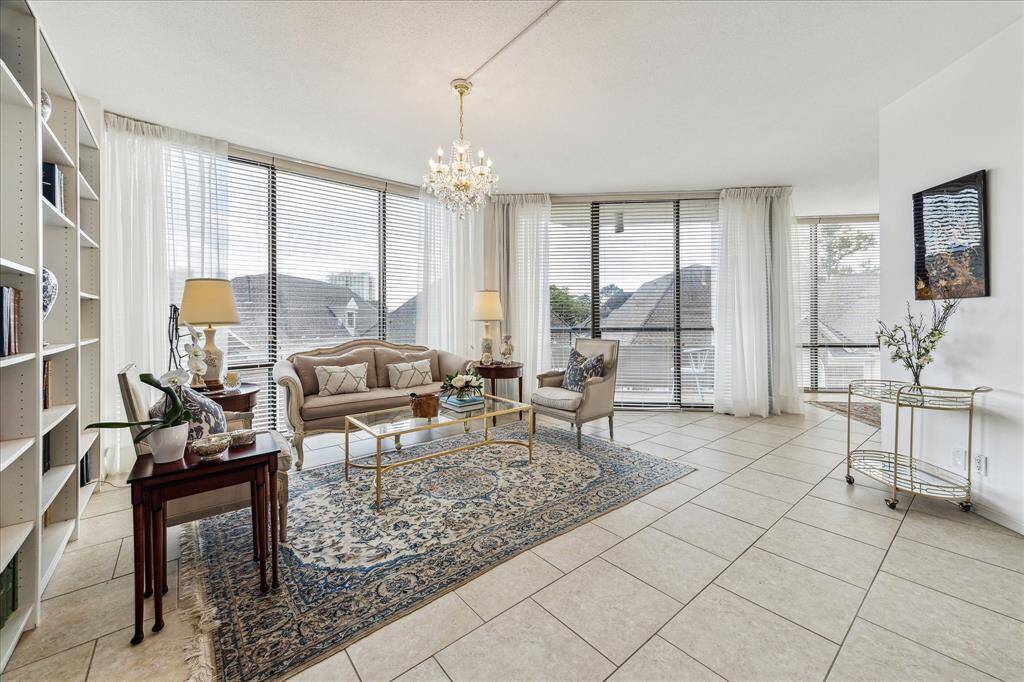 Spacious living room - the back wall is recessed allowing for the bookshelves which can convey or be removed.