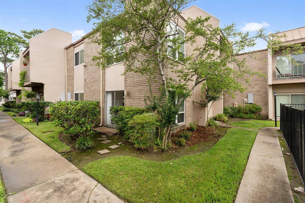 The townhome boasts a cozy balcony that overlooks a quiet community pool, making it the perfect place for relaxing. This location is ideal for enjoying a morning cup of coffee or an afternoon glass of wine to unwind.