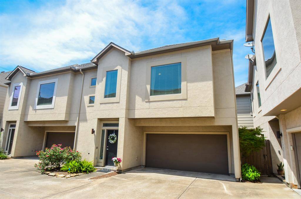 This floor plan offers a complete view of the 1st floor entry and 2nd floor living space.