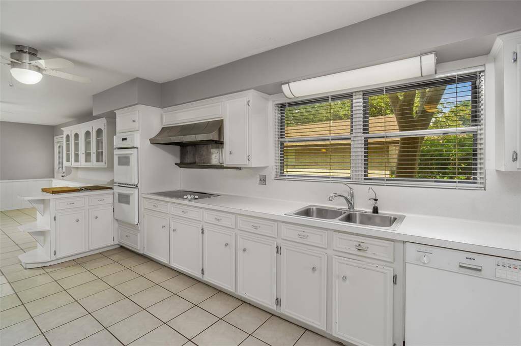 Large kitchen with 2 ovens, 2 separate cooktop areas and lots of storage.