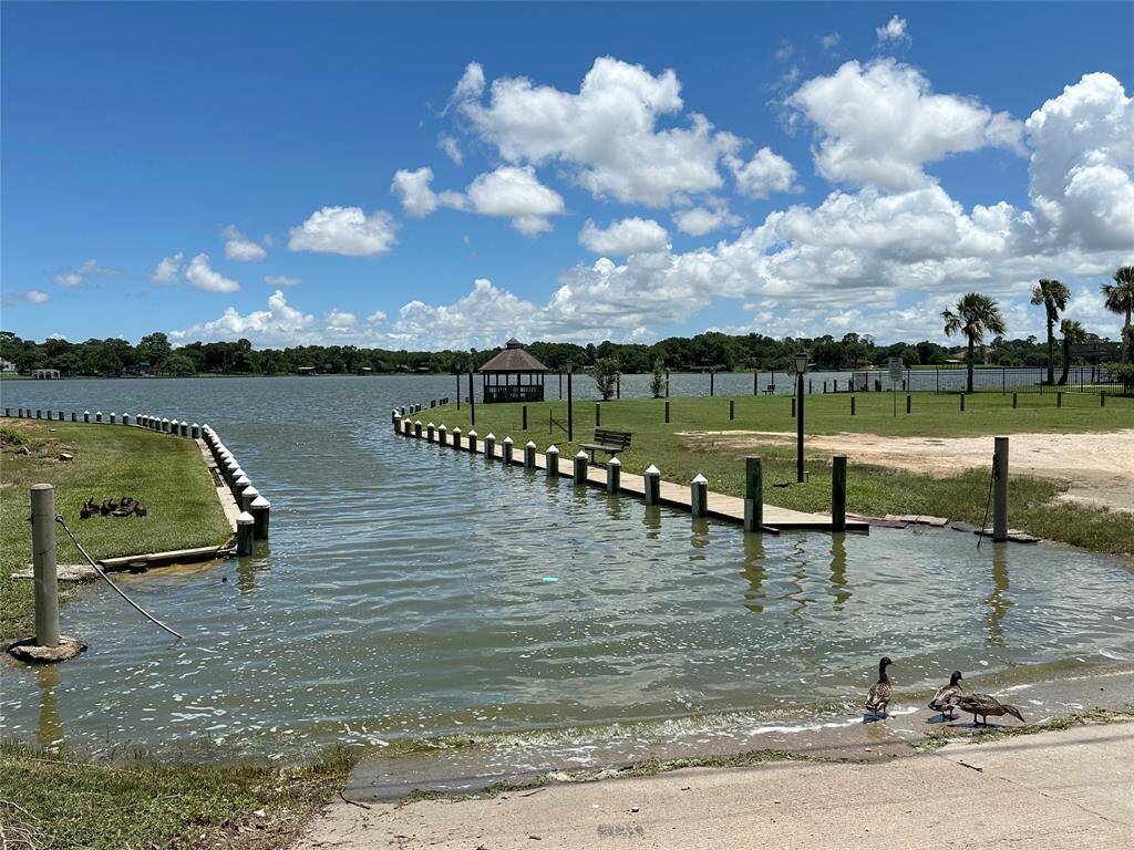 The Timber Cover boat launch and waterfront park are walking distance from the home.