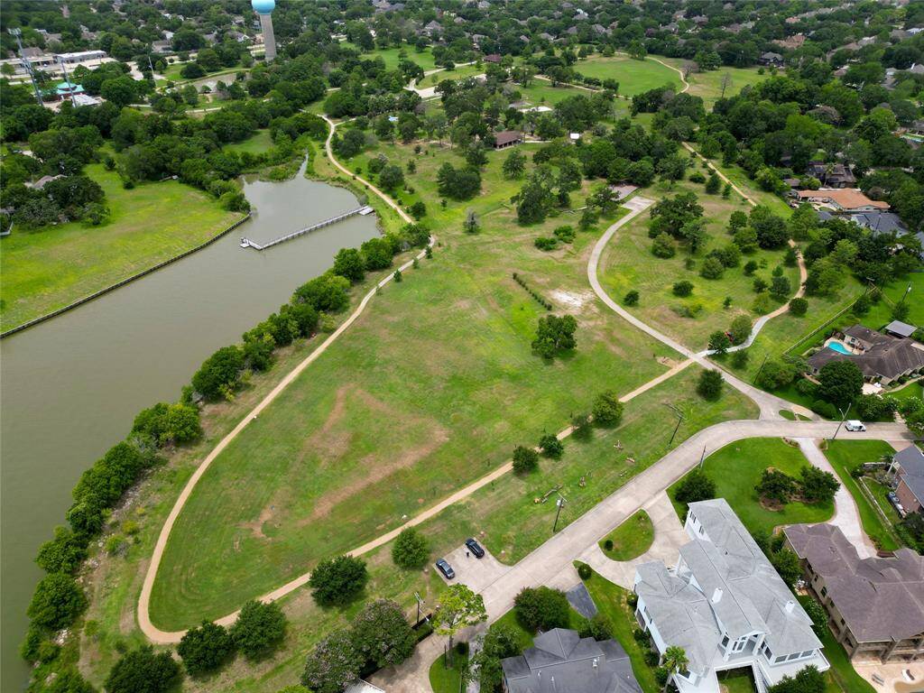 Walking distance to the massive (40 acre) Taylor Lake Village Community park with jogging trail, sports fields, disc golf a fishing pier & a picnic/BBQ pavilion