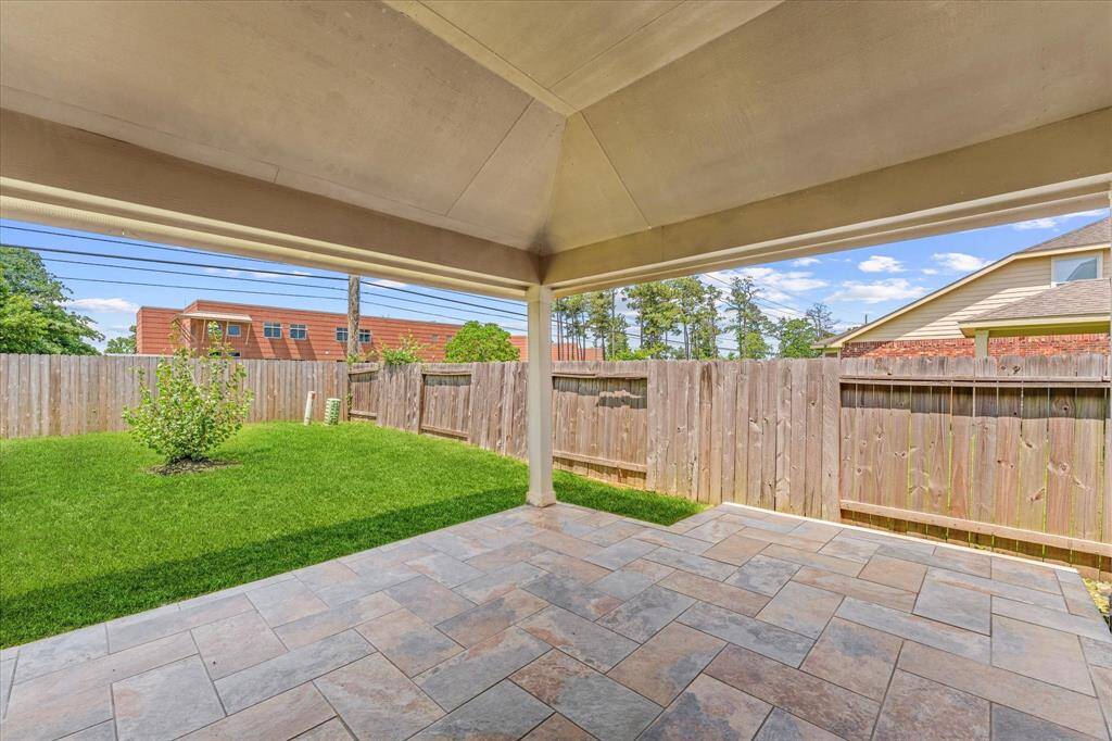 No rear neighbors for extra privacy. Both the elementary and middle school are within a 10-minute sidewalk stroll. How convenient is that!