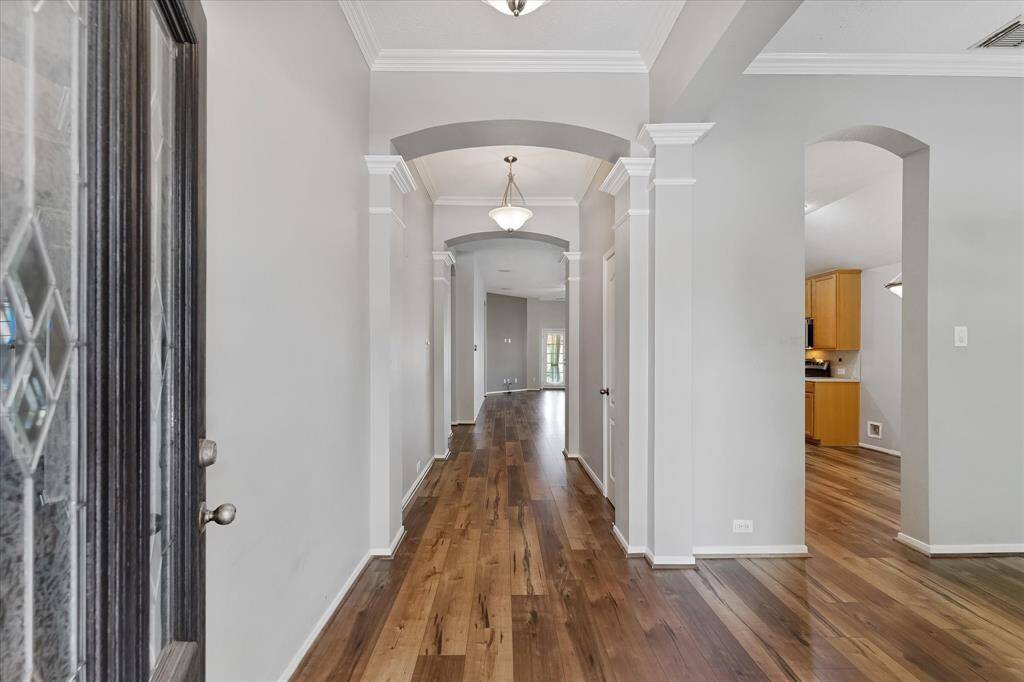 Stunning entry way with crown molding