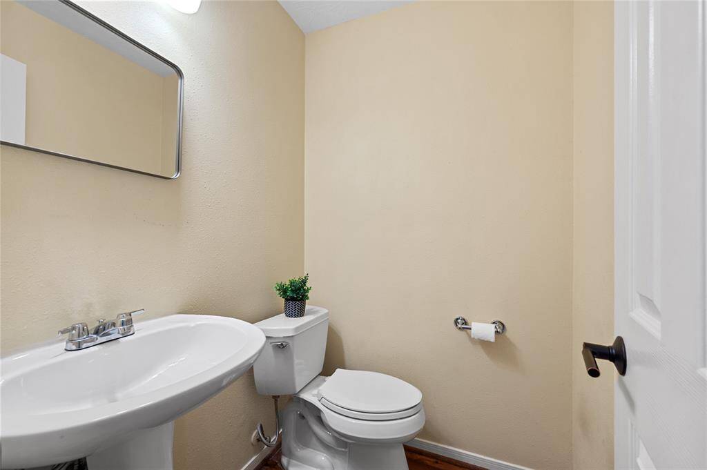 Large eat-in breakfast area, perfect spot for reading your morning news and drinking that cup of coffee.