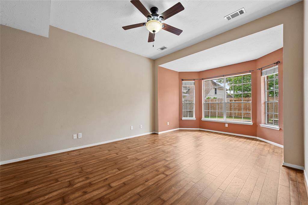 VIRTUAL STAGGED, beautiful primary bedroom.