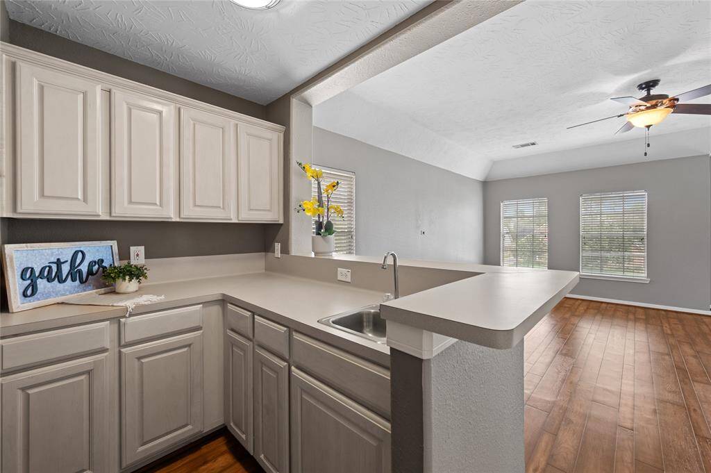 Add a few bar stools, gather your friends and family and you've got a great time ahead of you. Notice the en suite full bathroom. No need to go downstairs.