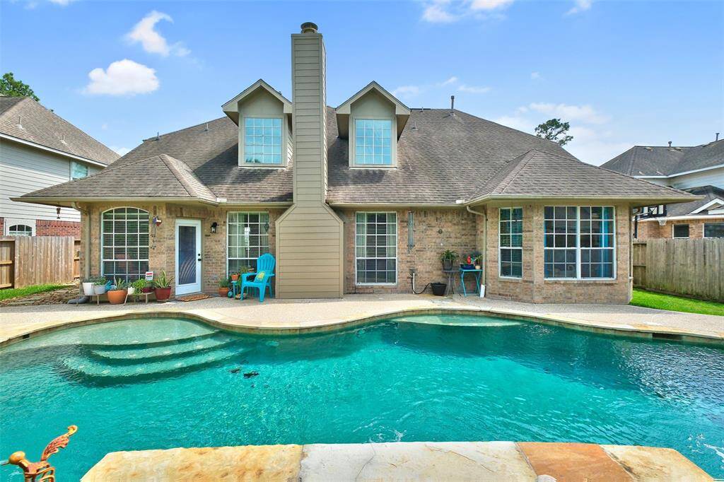 Such an inviting saltwater pool. Even has a sun ledge for lounging.