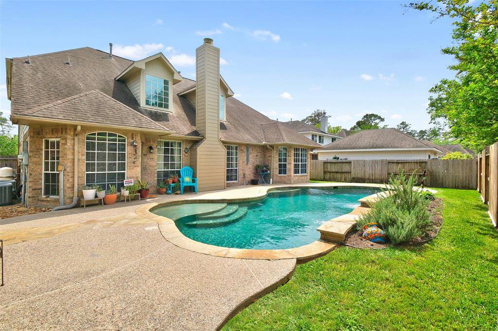 Need a pool for the summer! This is the perfect house!