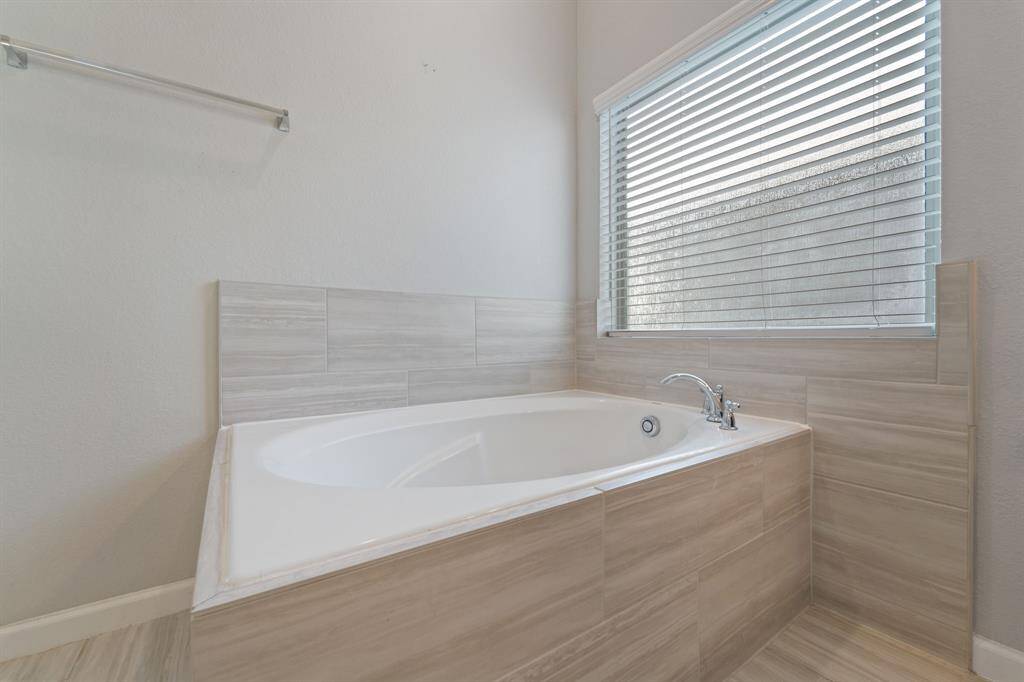 Soaking tub