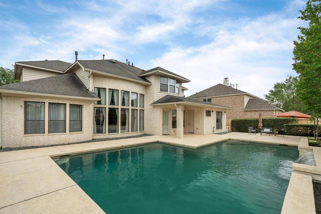Beautiful pool with 10 ft depth point deep enough to dive!