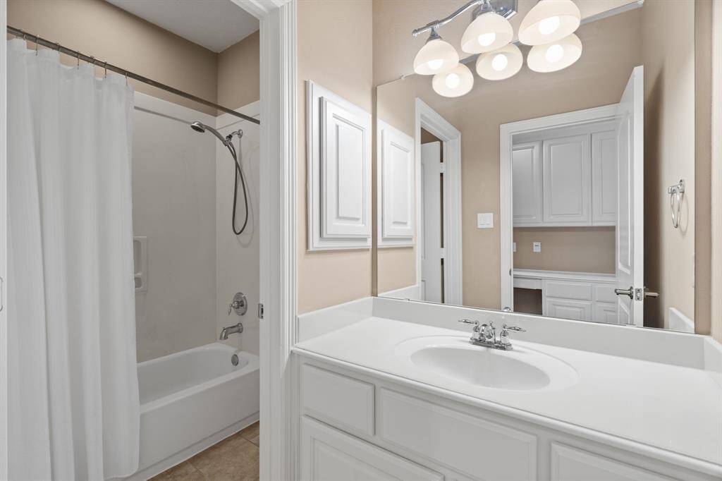 4th bathroom with Jack-and-Jill access