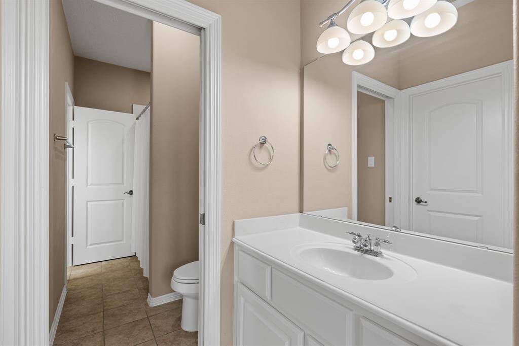 4th bathroom with Jack-and-Jill access