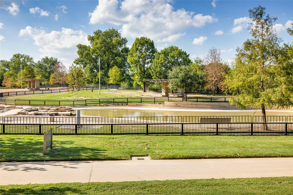 Buffalo Bayou Park is minutes away. Enjoy all the perks of being right outside of Downtown Houston. From the Skate park to the Cistern, Boat tours, Bike tours, Music events, volleyball, dog park, and Flora Restaurant; it all encompasses the 52-mile waterway!!
