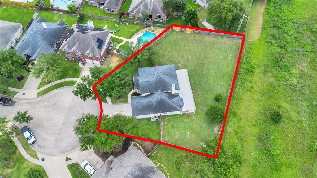 Look at this spacious yard, plenty of room to create your own backyard oasis!