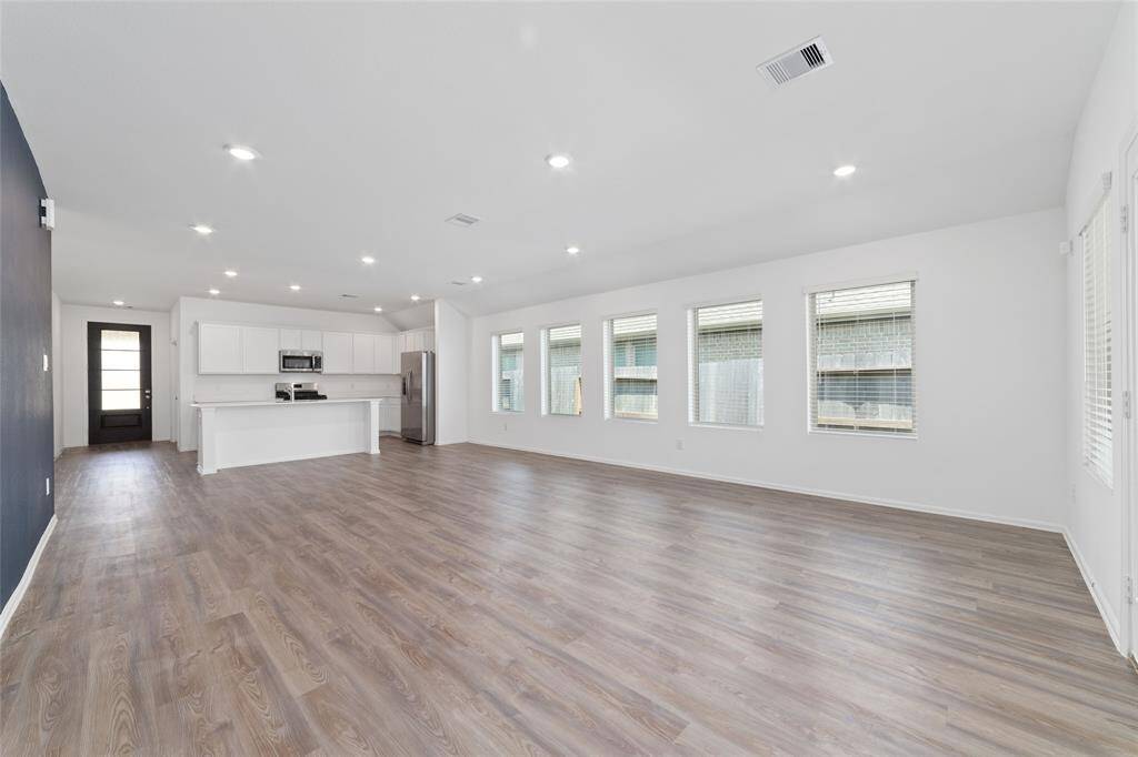 Wide open spaces, large furniture welcome.