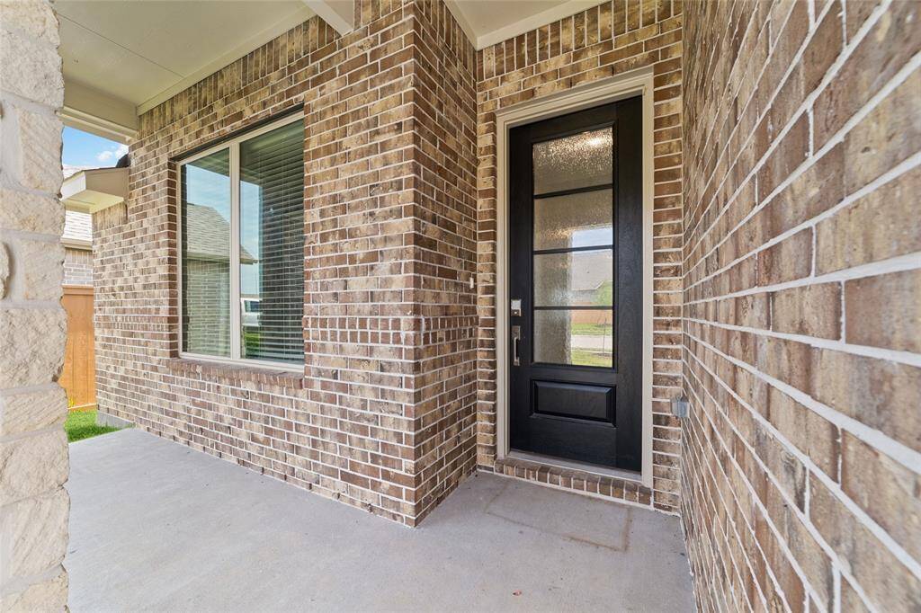 This horizontal quad pane front door provides a modern aesthetic!