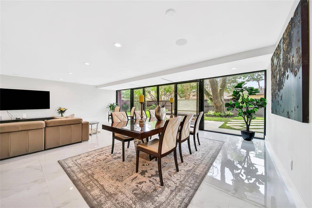 Light and bright formal dining space. Plenty of room for gathering friend and family.