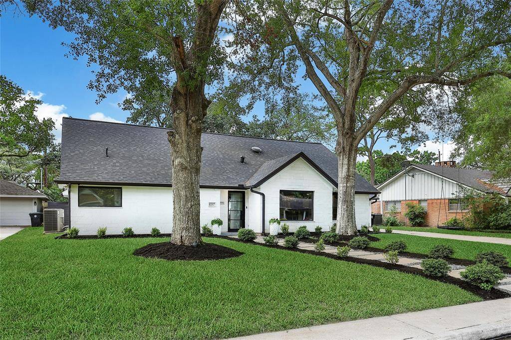 This home has gorgeous curb appeal situated on a quiet cul-de-sac street.