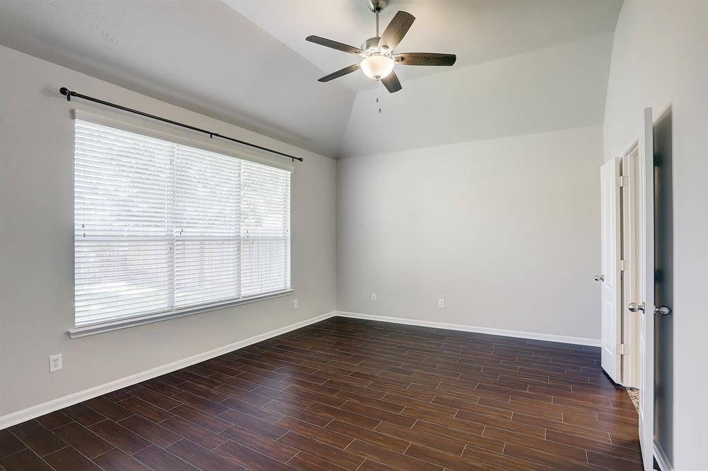 Huge Master Bedroom (1st Floor)