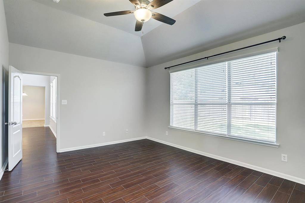 Huge Master Bedroom (1st Floor)