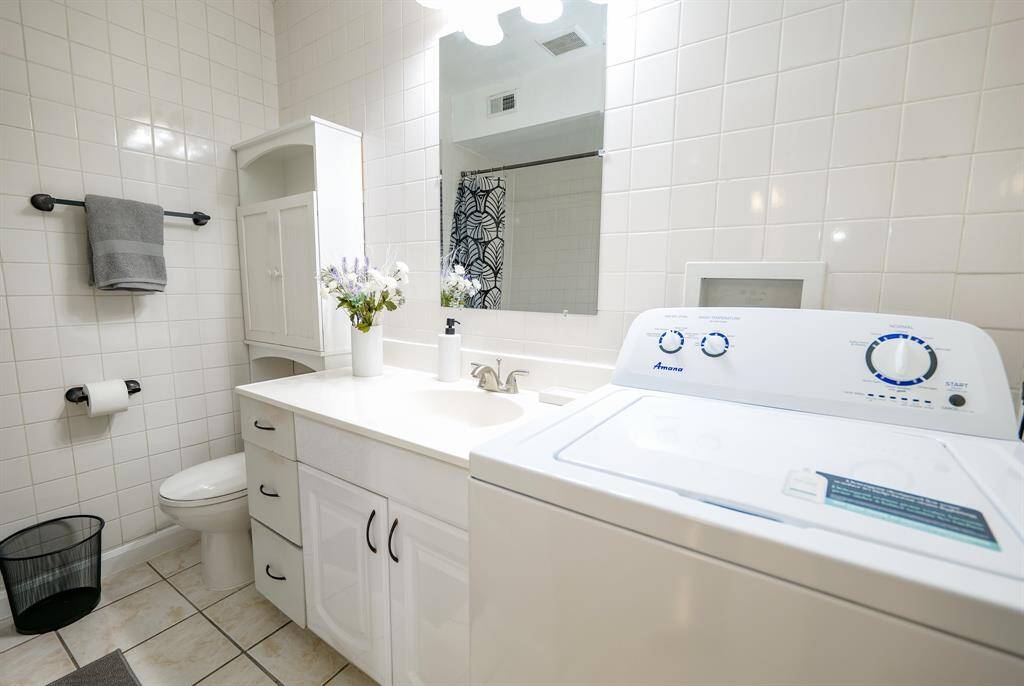 Another view of the bathroom!
