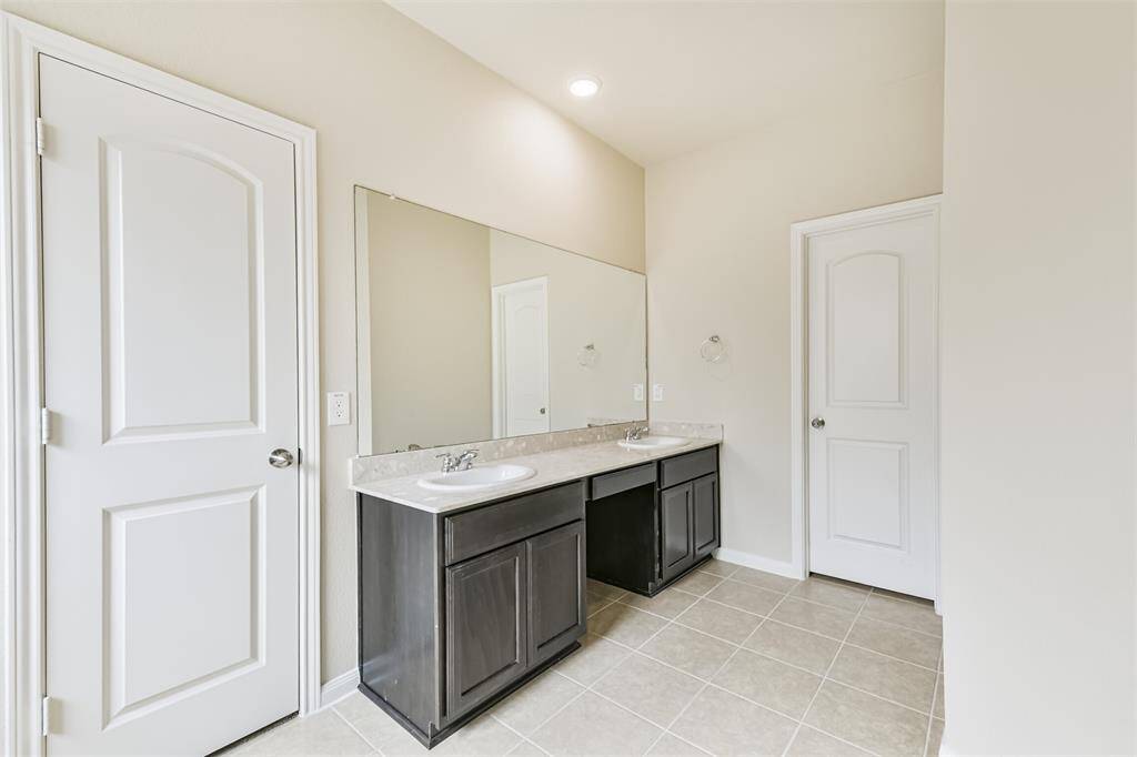 Dual Sinks Make Mornings Less Chaotic in This Roomy Bathroom!