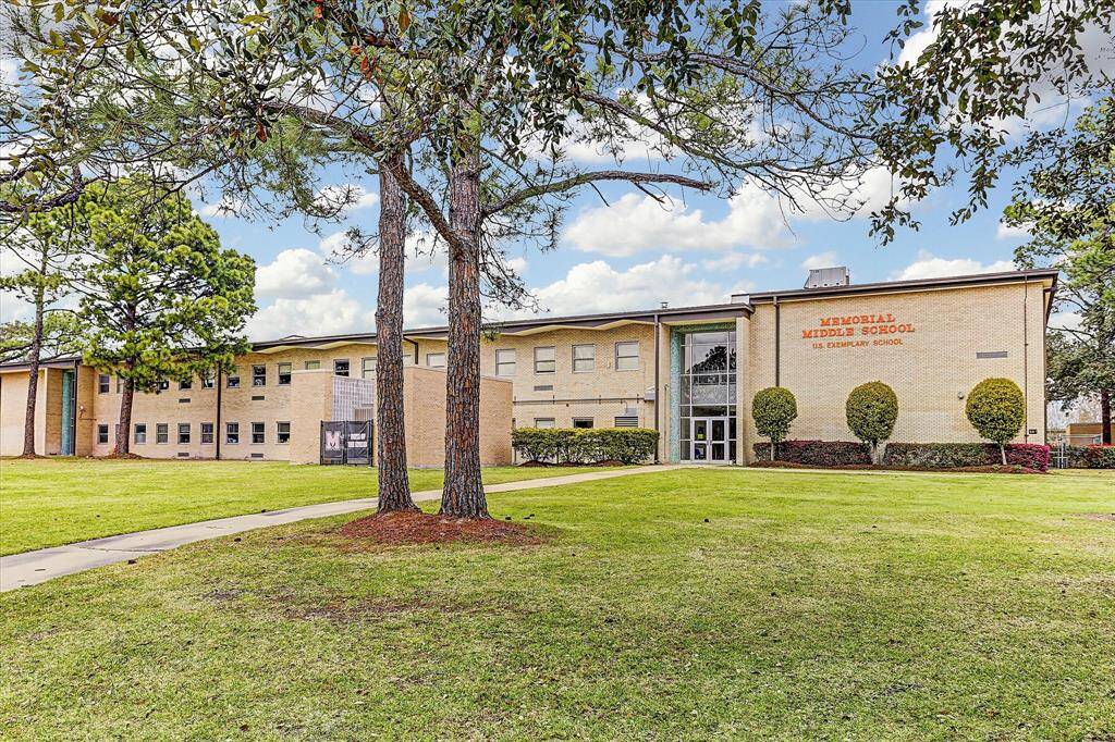 Memorial Middle is the designated neighborhood school for grades 6–8, offering a convenient location and a tradition of academic and extracurricular engagement.
