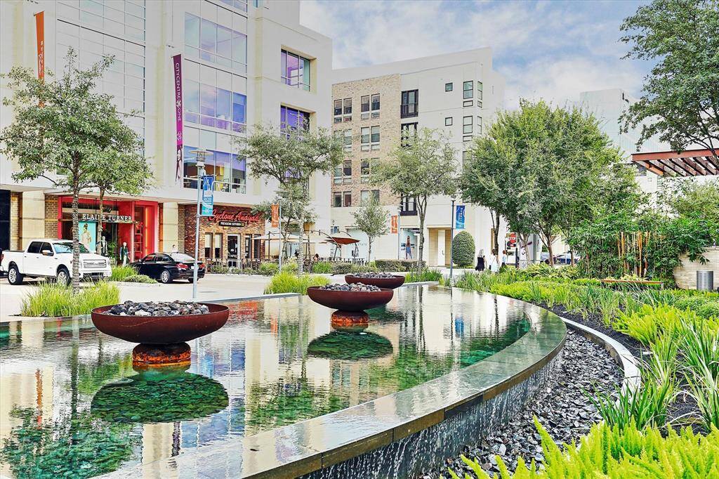 CityCentre is just minutes away and packed with upscale shopping, popular restaurants, and vibrant nightlife, making it a go-to destination for dining and entertainment.