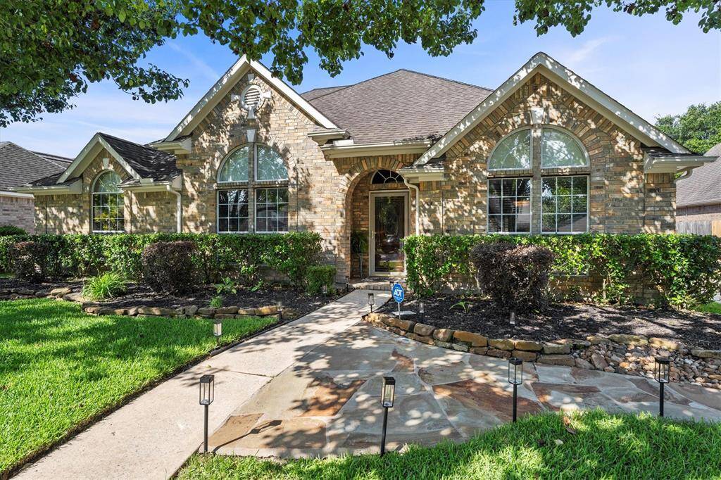 Beautiful! Move-In Ready 3 Bedroom/2.5 Bath Home in the highly sought after neighborhood of Summerwood!