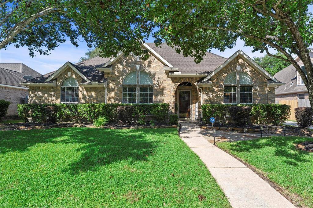 This home and yard ihas been loved and well maintained.