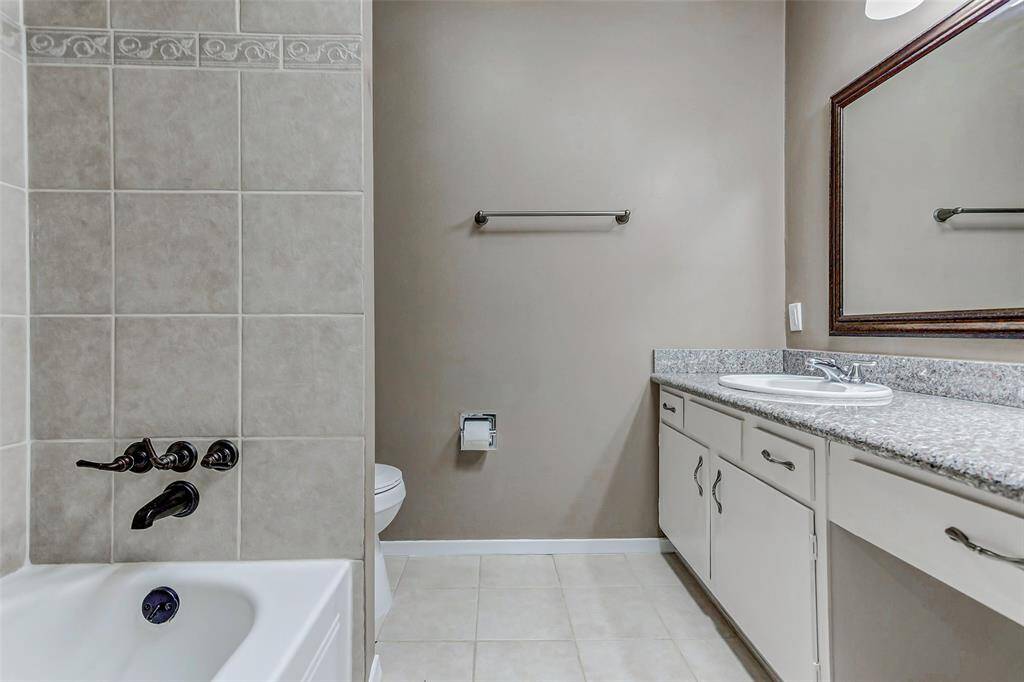 Full bathroom on the 2nd floor.