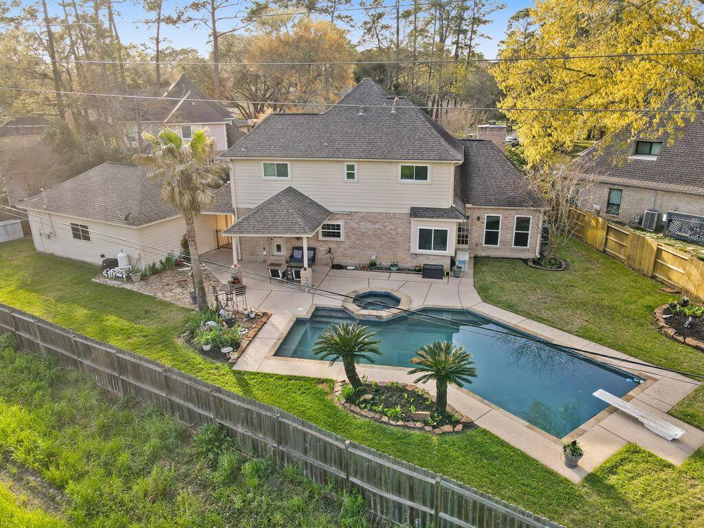 Huge yard! Look at the size of the heated diving pool!