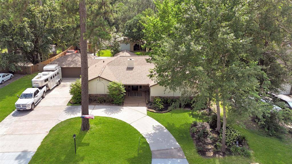 Great parking options. Not seen in this picture is an additional driveway that is on the side of the garage that leads back to a workshop.
