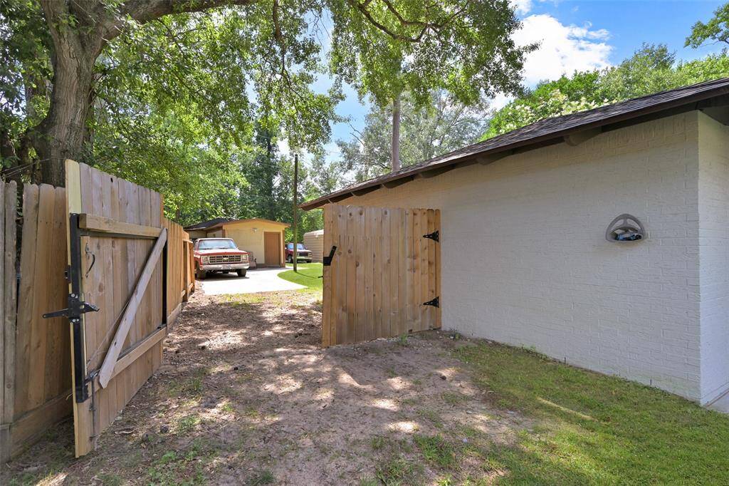 Gate that is on the side of the garage with private access to back workshop area.