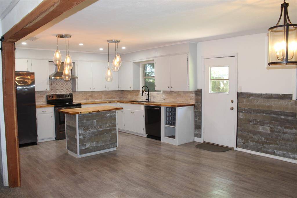 Kitchen is open to dinning room and living area for easy entertaining.