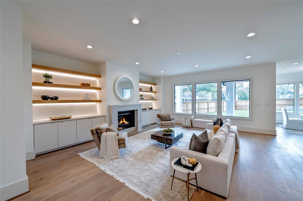 Previous construction highlighting reeded cabinet fronts. 1322 Candlelight will feature floor to ceiling sliding doors to the backyard.